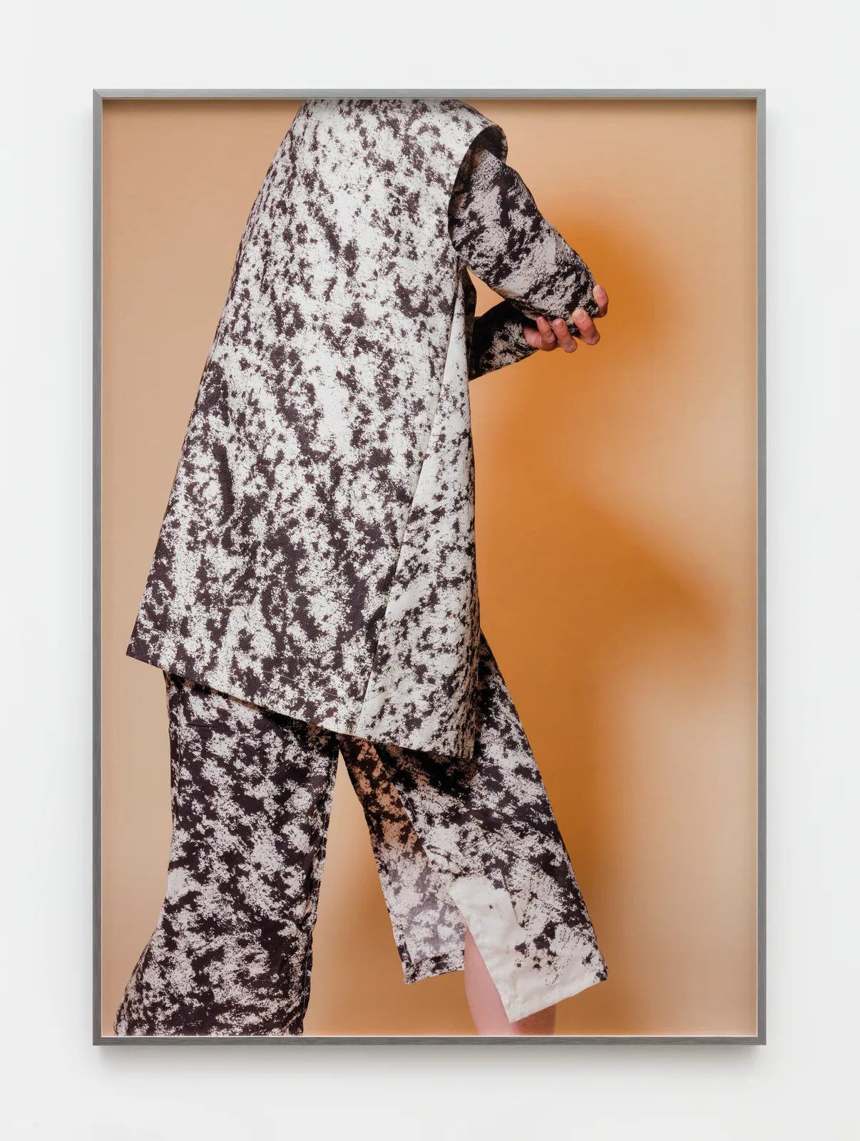 Morgaine Schäfer, Ohne Titel (Kleid Drehung), 2026. Pigment print · 100 × 70 cm