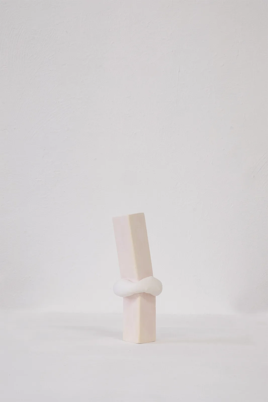 Serena Etiopia, Verticale 2, 2025. Plaster · 25 × 10 × 10 cm