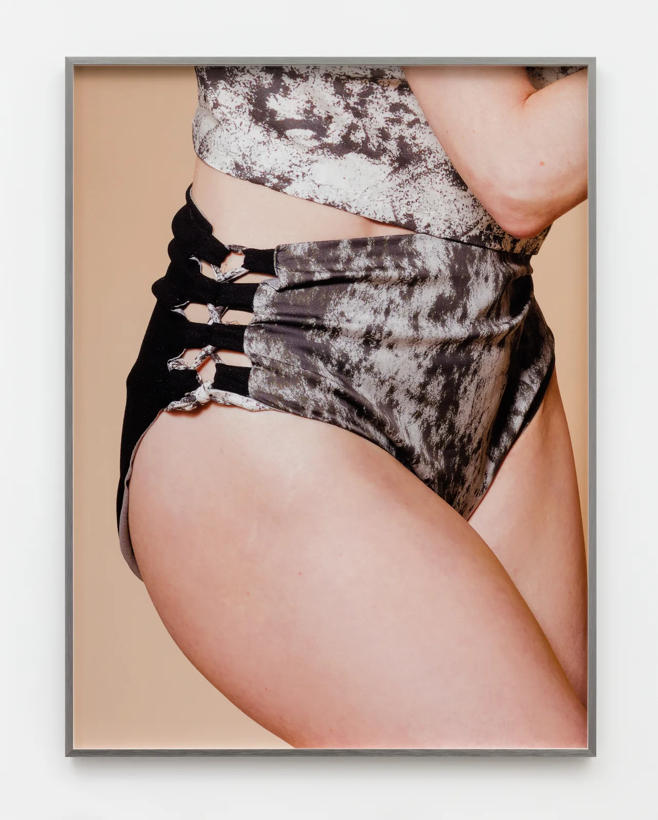 Morgaine Schäfer, Ohne Titel (Schicht, formend), 2026. Pigment print · 80 × 60 cm