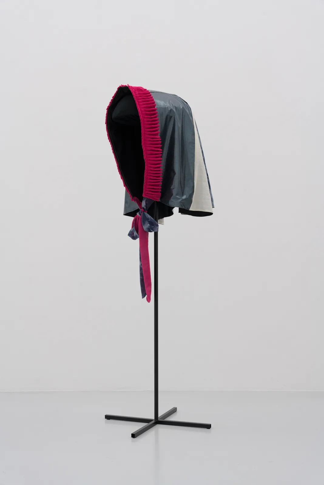 Morgaine Schäfer, Diakonisse Dorette, 2021. Fabric, styrofoam, steel · 170 × 60 × 60 cm