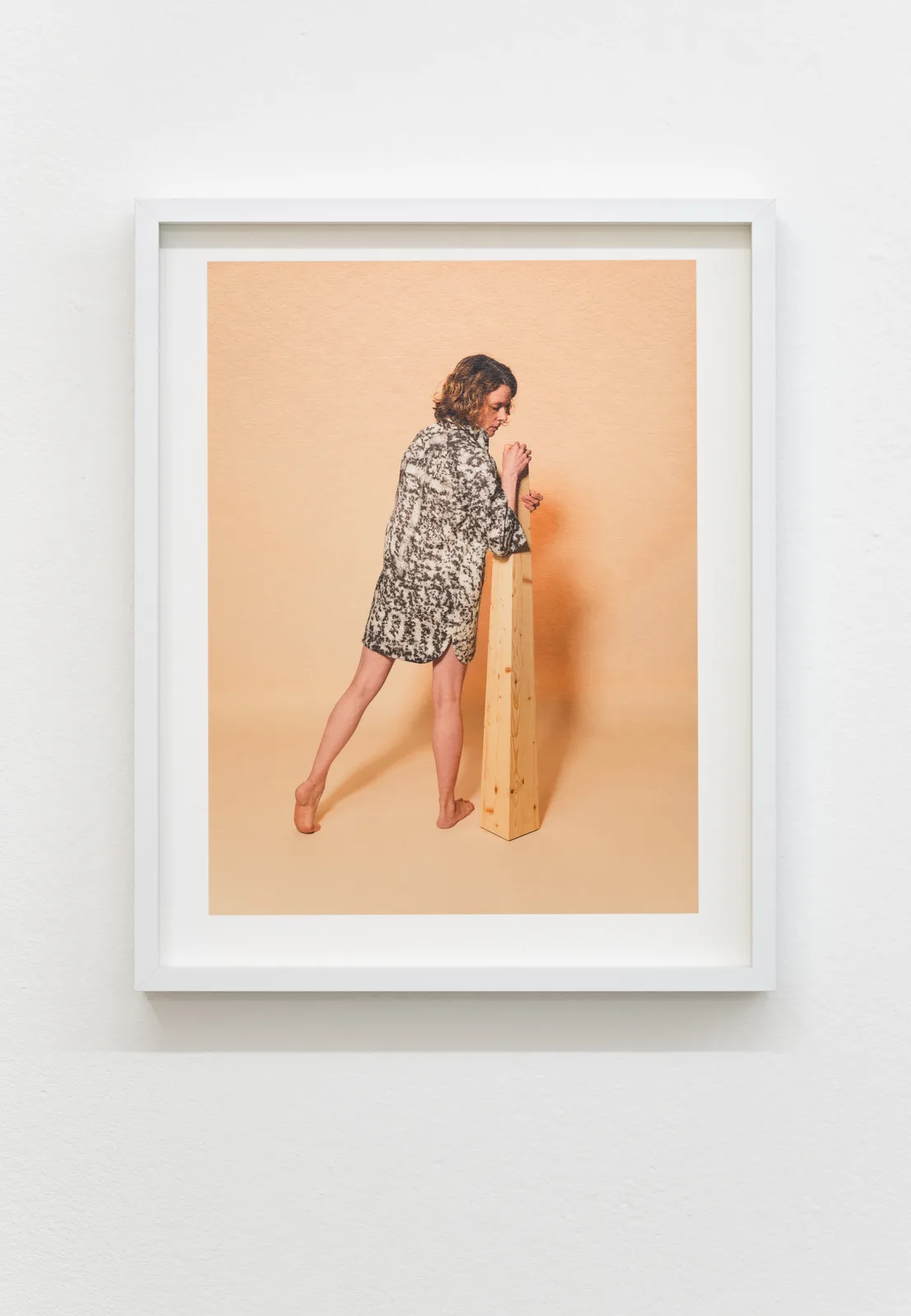Morgaine Schäfer, Jacke an Virginia mit Stummen Diener Lazy Boy (Schritt 1), 2025. Pigment print · 30 × 24 cm