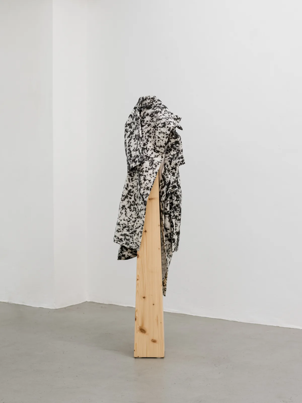 Morgaine Schäfer, Ohne Titel (Stiller Diener mit Jacke), 2025. Jacket and Lady Boy valet stand · 133 × 25 × 25 cm