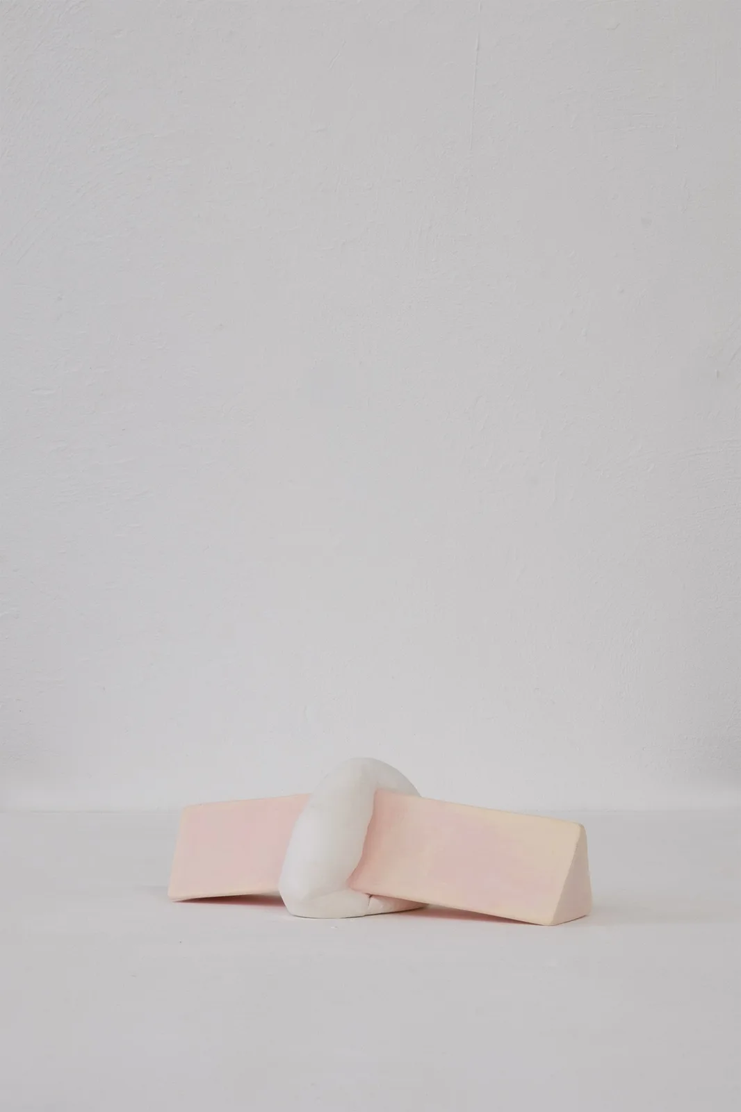 Serena Etiopia, Orizzontale 2, 2025. Plaster · 11 × 24 × 11 cm