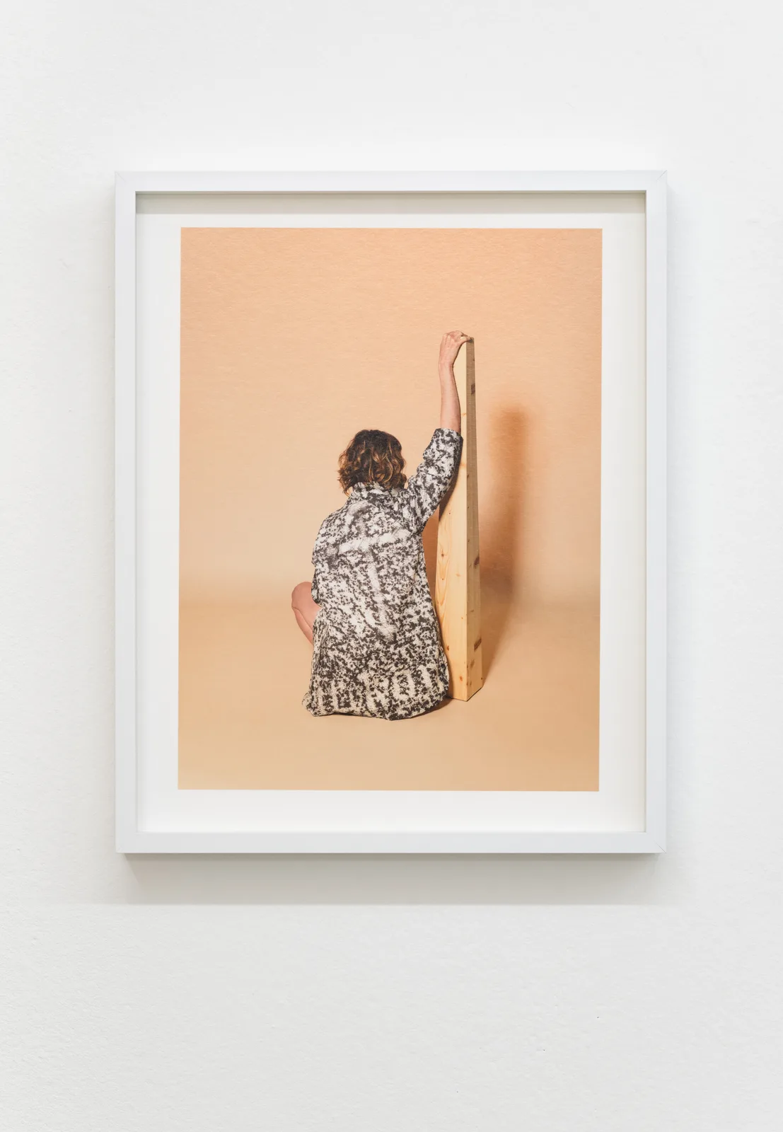 Morgaine Schäfer, Jacke an Virginia mit Stummen Diener Lazy Boy (Sitz 2), 2025. Pigment print · 30 × 24 cm
