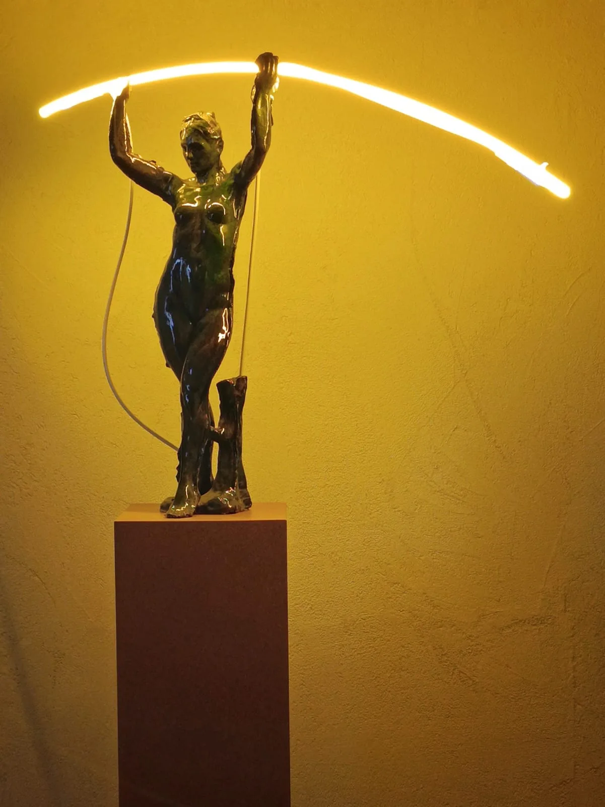 Daniele Franzella, Apollo, 2022. Ceramics, Neon, Wood, Transformers and Electrical Cables · 70 × 80 × 30 cm
