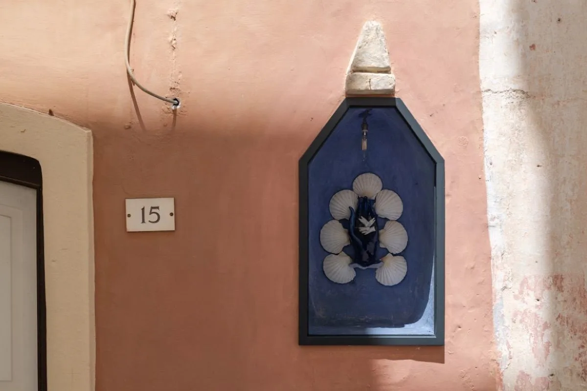 A permanent work by Luigi Presicce in the votive shrines of Parabita