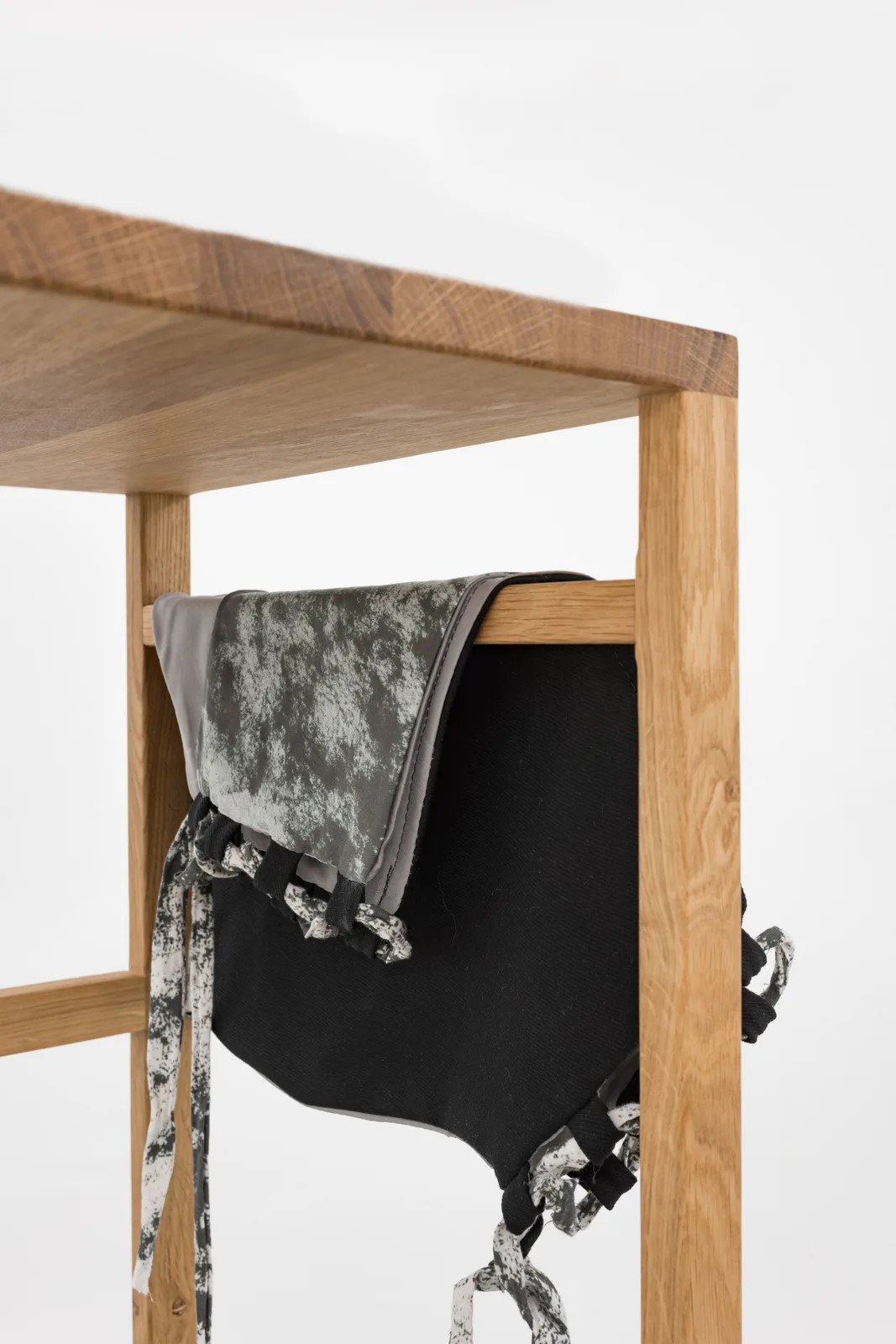 Morgaine Schäfer, Ohne Titel (Stiller Diener mit Unterwäsche), 2025. Printed Tencel briefs; TB22 valet stand, oiled oak · 124 × 38 × 38 cm
