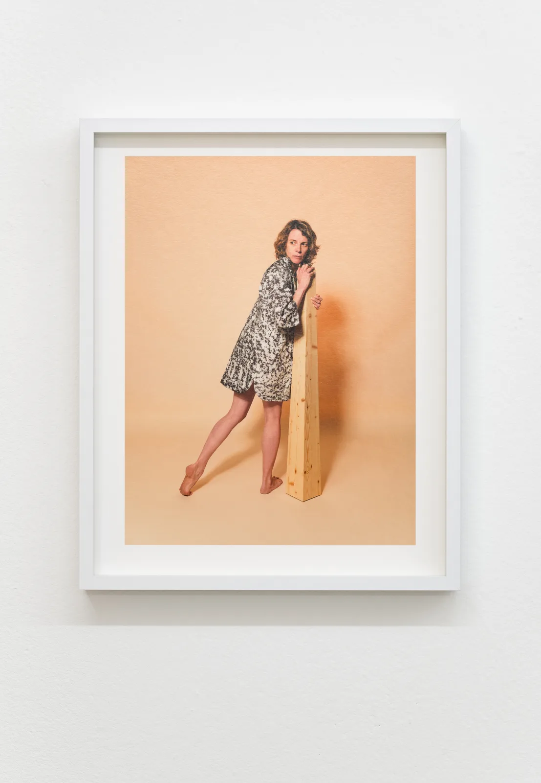 Morgaine Schäfer, Jacke an Virginia mit Stummen Diener Lazy Boy (Schulterblick 2), 2025. Pigment print · 30 × 24 cm