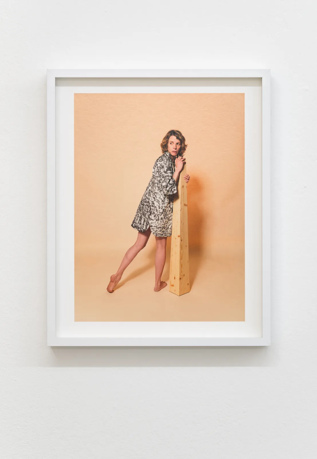 Morgaine Schäfer, Jacke an Virginia mit Stummen Diener Lazy Boy (Schulterblick 1), 2025. Pigment print · 30 × 24 cm